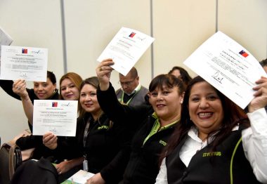 Trabajadores de Tottus reciben certificados en perfiles de Supermercados y Grandes Tiendas