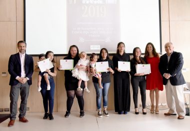 Madres adolescentes de La Pintana nivelan estudios y  obtienen certificado de competencias